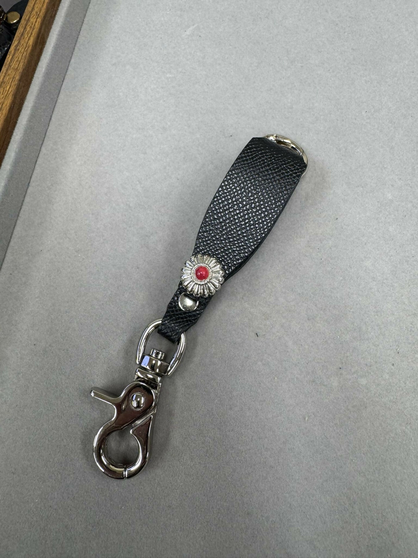 Keychains 鎖匙扣 . 銀色裝飾扣