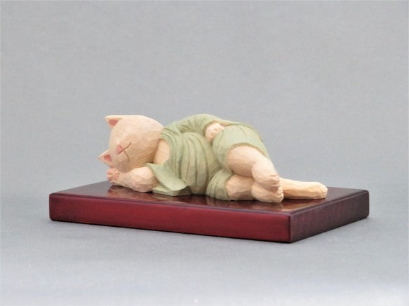 袈裟を着た涅槃猫仏