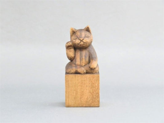 右手で招き猫　蜜蝋仕上げ　猫仏