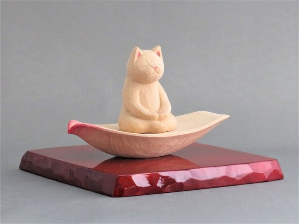 蓮弁にのった座禅猫　猫仏