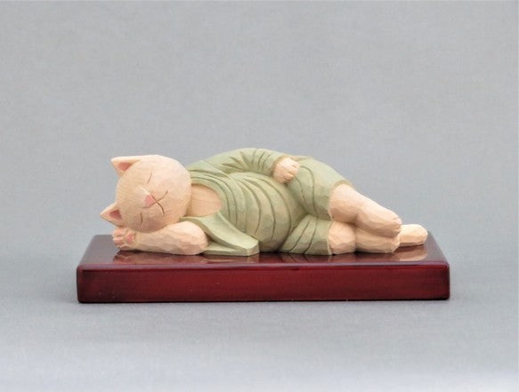 袈裟を着た涅槃猫仏