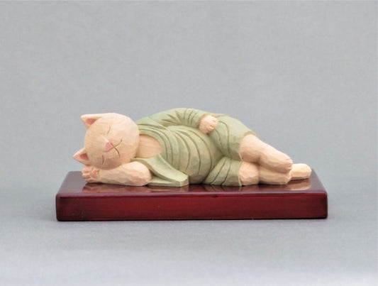袈裟を着た涅槃猫仏