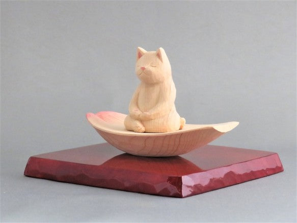 蓮弁にのった座禅猫　猫仏