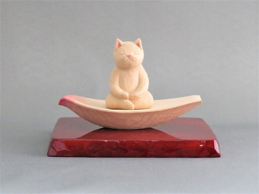 蓮弁にのった座禅猫　猫仏