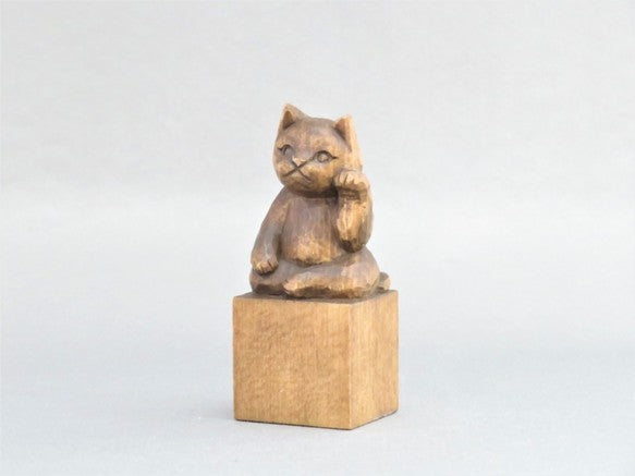 左手で招き猫　蜜蝋仕上げ　猫仏