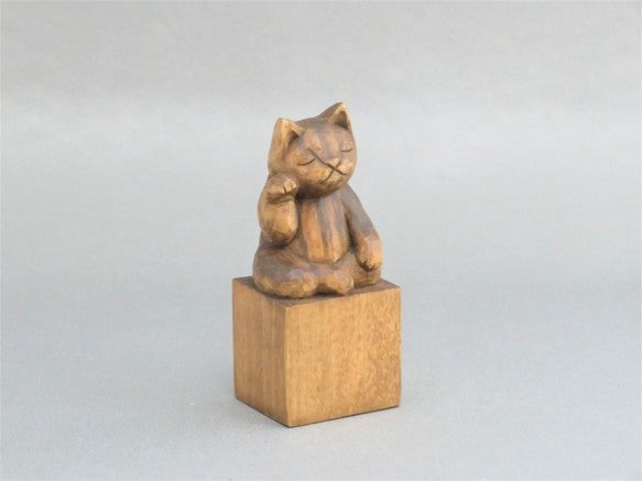 右手で招き猫　蜜蝋仕上げ　猫仏
