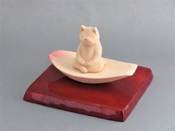 蓮弁にのった座禅猫　猫仏