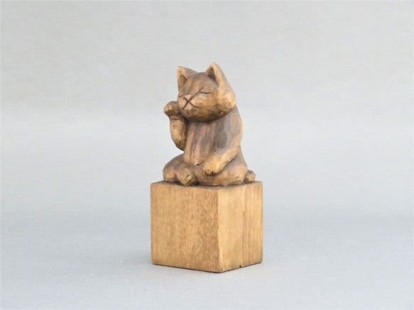 右手で招き猫　蜜蝋仕上げ　猫仏